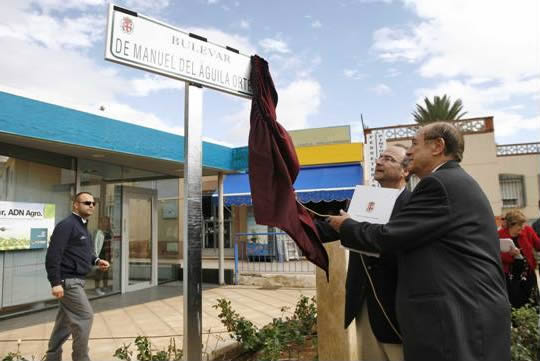 El ayuntamiento dedica 'El Bulevar de el Alquian' al escritor y compositor Manuel del Águila Ortega (9- noviembre de 2012). El Vicepresidente de la ACMA, Emilio Esteban y el Alcalde de Almería, Luis Rogelio Rodríguez-Comendador en el momento en el que se descubría la placa en homenaje al compositor del himno de Almería. El ayuntamiento dedica 'El Bulevar de el Alquian' al escritor y compositor Manuel del Águila Ortega (9- noviembre de 2012). El Vicepresidente de la ACMA, Emilio Esteban y el Alcalde de Almería, Luis Rogelio Rodríguez-Comendador en el momento en el que se descubría la placa en homenaje al compositor del himno de Almería.