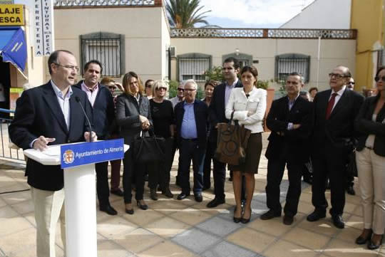 El ayuntamiento dedica 'El Bulevar de el Alquian' al escritor y compositor Manuel del Águila Ortega (9- noviembre de 2012). El Alcalde de Almería, Luis Rogelio Rodríguez-Comendador dirigiéndose a los presentes al acto-homenaje a Manuel del Águila Ortega. El ayuntamiento dedica 'El Bulevar de el Alquian' al escritor y compositor Manuel del Águila Ortega (9- noviembre de 2012). El Alcalde de Almería, Luis Rogelio Rodríguez-Comendador dirigiéndose a los presentes al acto-homenaje a Manuel del Águila Ortega.