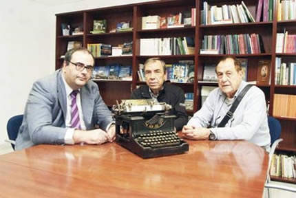 Rafael Leopoldo Aguilera, Francisco Capel del Águila y Emilio Esteban Hanza en el acto de entrega de la máquina de escribir de Manuel del Águila.